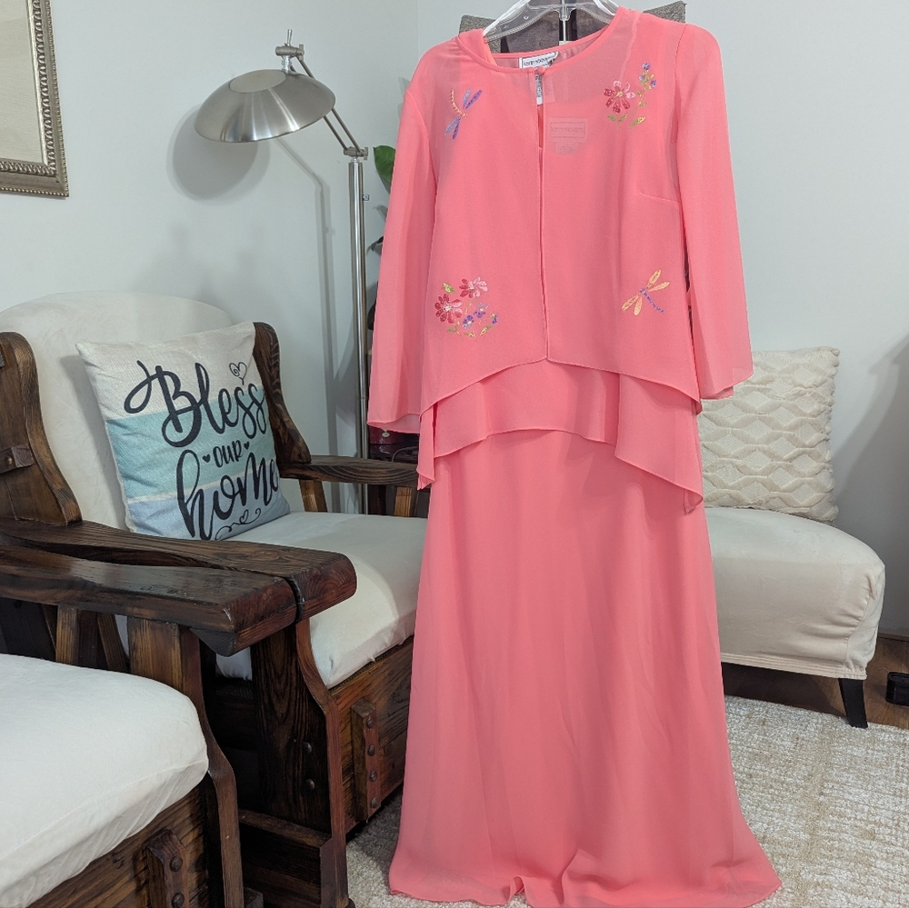 Elegant Vintage Pink Layered Dress with Floral Embroidery